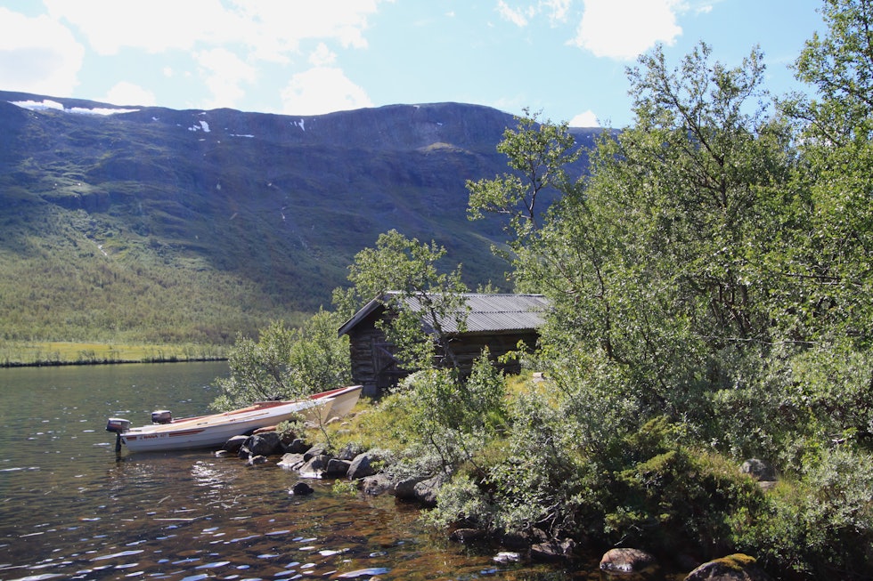 Fiskebu ved Sikkilsdalsvatnet som er kjent for sitt gode ørretfiske. Fiskebu ved Sikkilsdalsvatnet som er kjent for sitt gode ørretfiske.