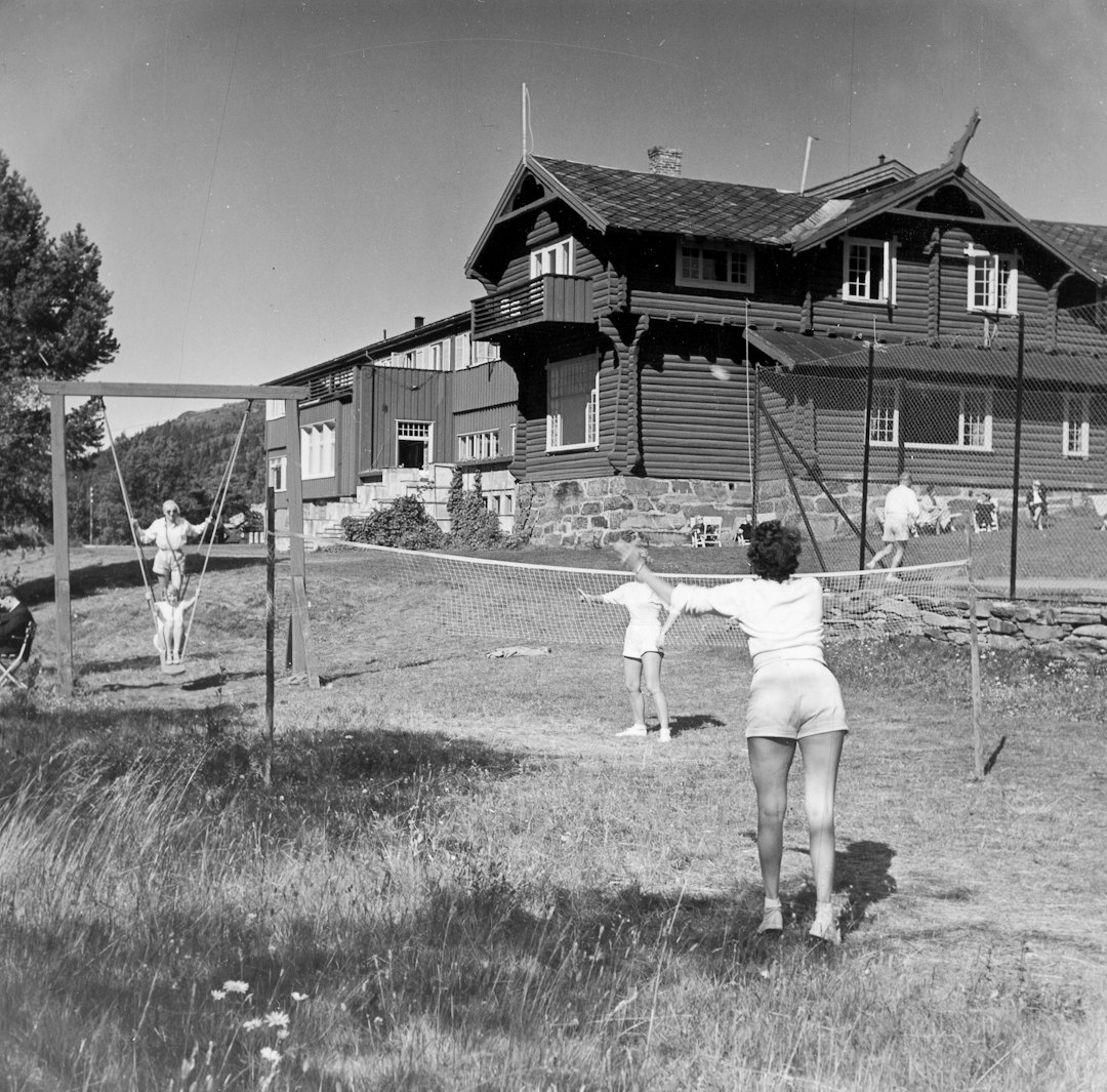 Badminton ved Fefor Høifjellshotell seint på 1950-tallet eller begynnelsen på 1960-tallet. Foto: Fefor Høifjellshotell