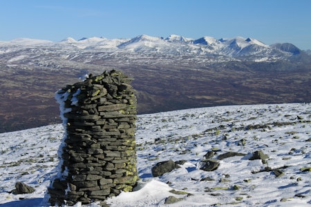 Varden på toppen av Blåhø (1618 moh.) med Rondane i horisonten.