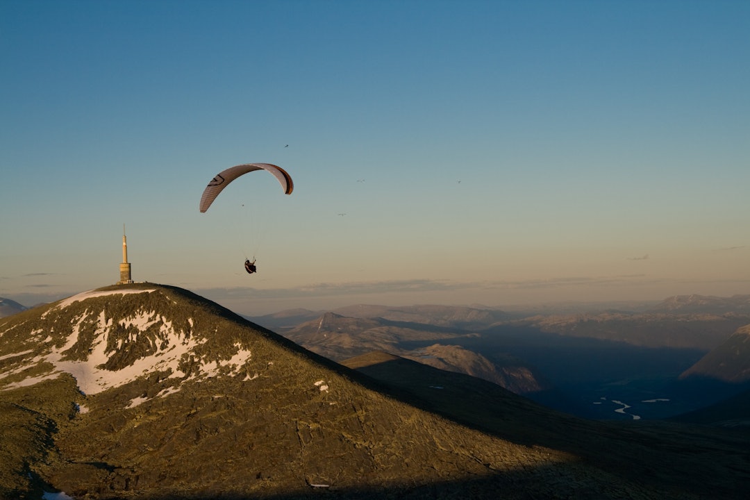 Paraglider svevende over Blåhø (1618 moh.). Foto: Vidar Larsen