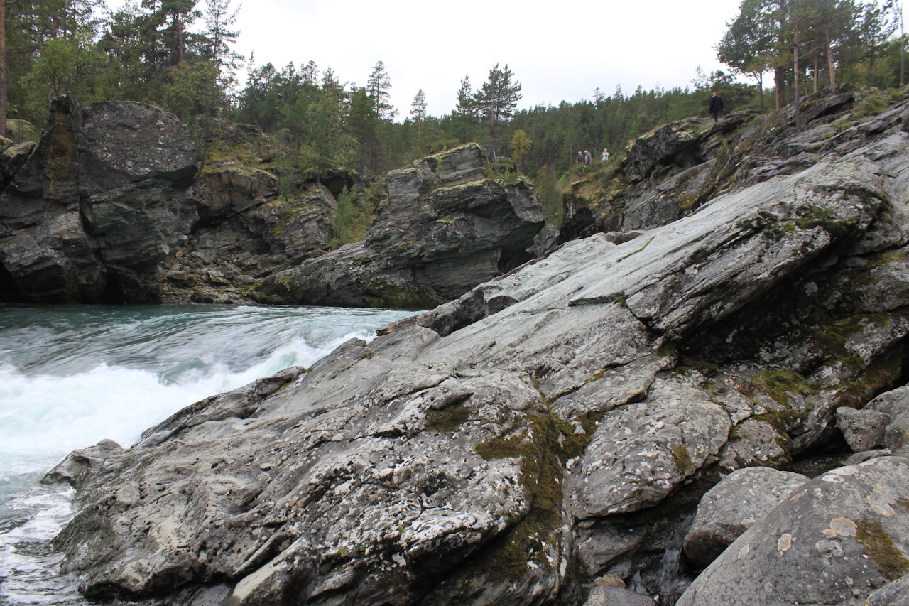 Ridderspranget er dannet ved at elven har gnagd seg ned i bergrunnen slik at erosjonen har foregått i elvebunnen.