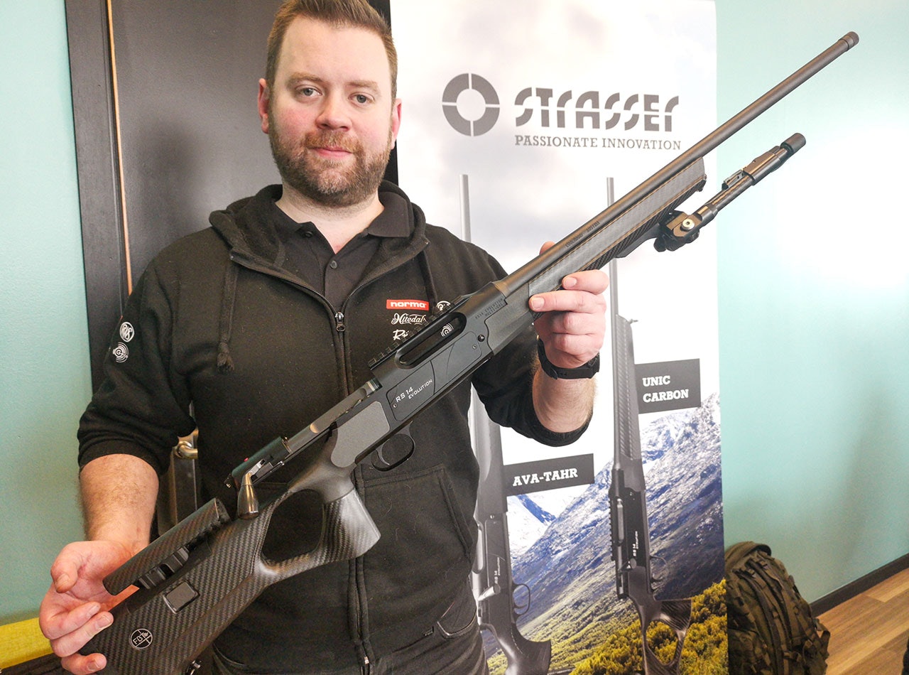 Mann fra Norma holder fram Strasser Unic Carbon rifle