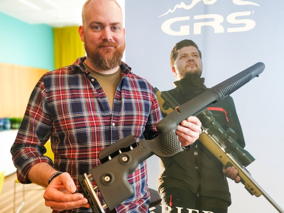 Oscar Haugen i GRS viser fram deres nye riflestokk GRS Fenris.