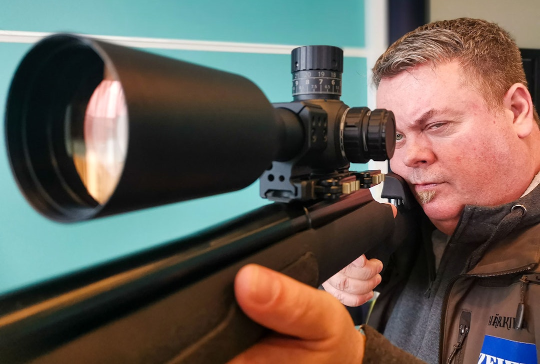 Sturla Ekrol i Zeiss med en av de to nye Zeiss LRP-modellene. Sturla Ekrol i Zeiss med en av de to nye Zeiss LRP-modellene.
