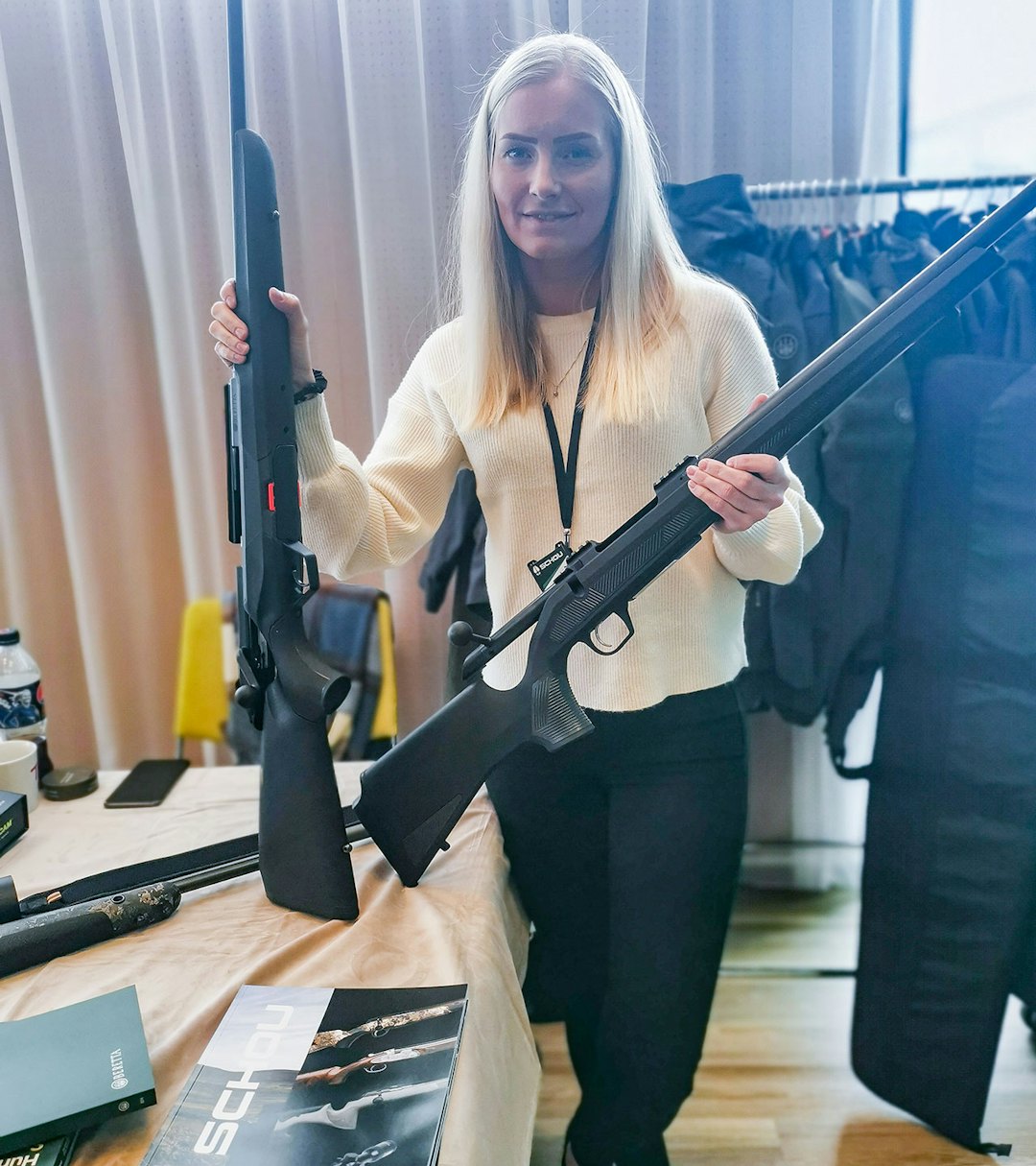 Anette Holen viser frem rettrekkeren Beretta BRX1 og CZ Alpha – spennende nyheter fra Schou. Anette Holen viser frem rettrekkeren Beretta BRX1 og CZ Alpha – spennende nyheter fra Schou.