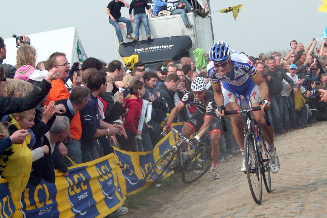 SKJEBNESVANGERT: Thor Hushovd kjører inn i barrierene og stuper etter hvert i bakken, mens Tom Boonen suser av gårde. Foto: Cor Vos