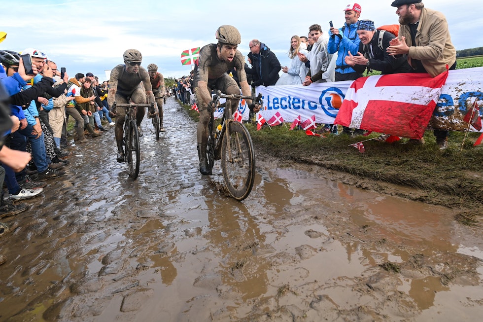 GJØRMEHELVETE: 2021-utgaven av Paris-Roubaix var ekstra nådeløs, med regn som gjorde rittet om til et gjørmebad. Her er Wout van Aert på Carrefour de l'Arbre under rittet. Foto: Cor Vos