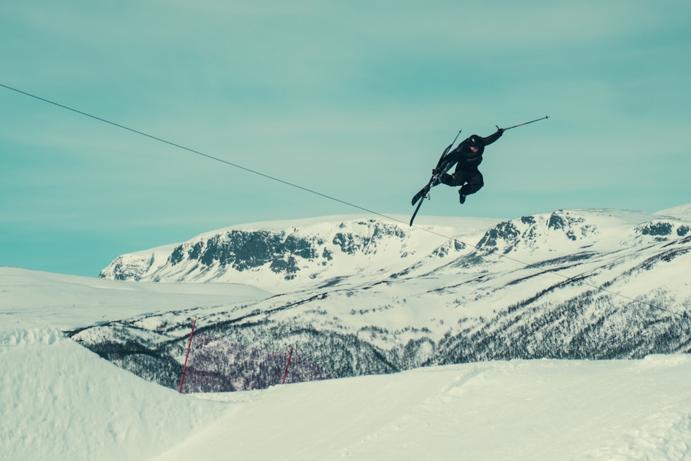  KATT I LUFTA: Andreas Håtveit dro av seg den ene skia på bigjumpen, men landet på bena og kjørte videre(!) Foto: Bård Gundersen