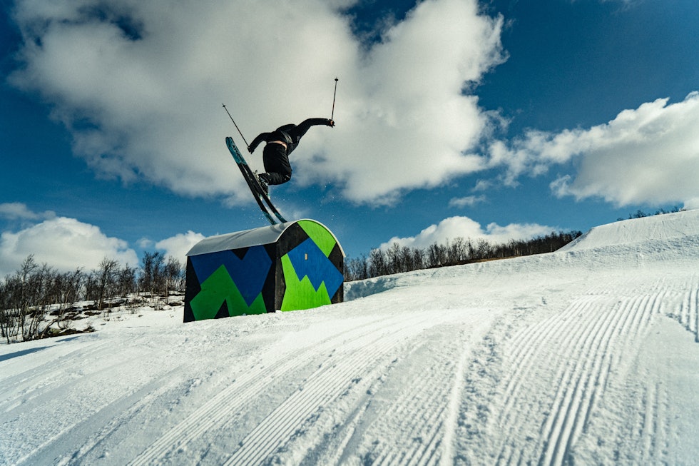 JIBBER FORTSATT: Andreas Håtveit legger helst inn litt tid til skileik når han er ferdig med å preppe parken. Foto: Christian Nerdrum Andreas Håtveit i Kikutparken