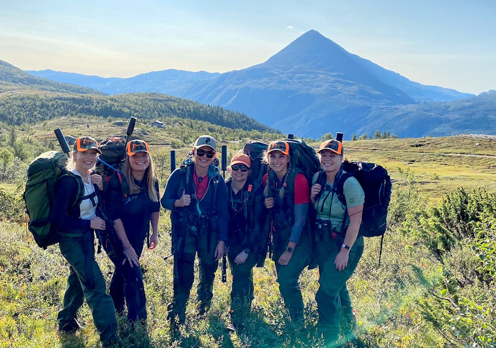 Seks kvinnelige jegere på reinsjakt ved Rjukan