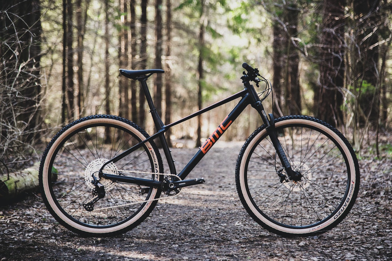 MODERNE PROFIL: BMC TwoStroke er tydelig slak i front og lang i rammen. Den inspirerer til å sykle fort. Alle foto: Henrik Alpers Test av BMC TwoStroke Al Two