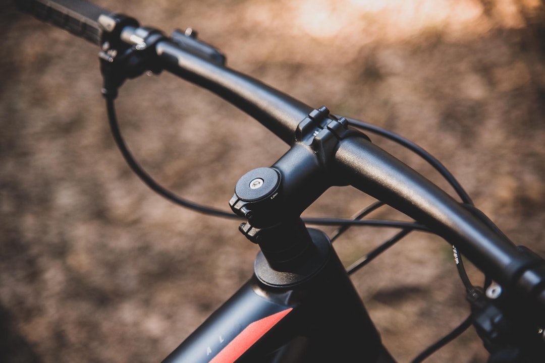 KORT STEM: BMC TwoStroke har lang ramme og kort stem - i tråd med gjeldende trender for terreng- og stisykler. Test av BMC TwoStroke Al Two