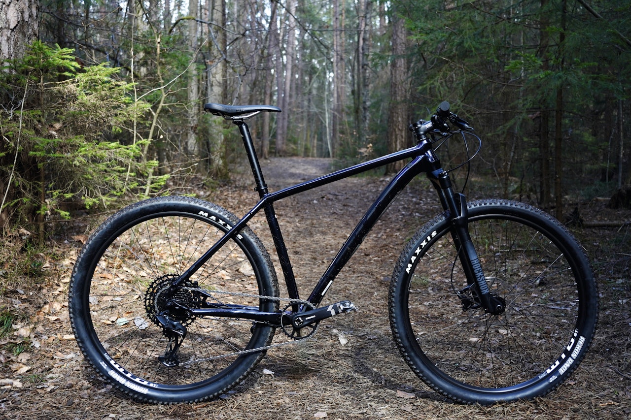 KLASSISK: White XC29 LTD er en real Birken-racer som fungerer bra til trening på grus og stier. Test av White XC29 LTD