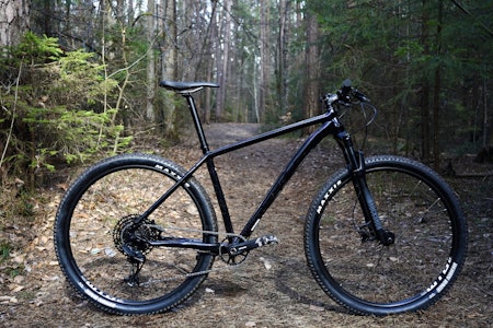 KLASSISK: White XC29 LTD er en real Birken-racer som fungerer bra til trening på grus og stier.  Test av White XC29 LTD