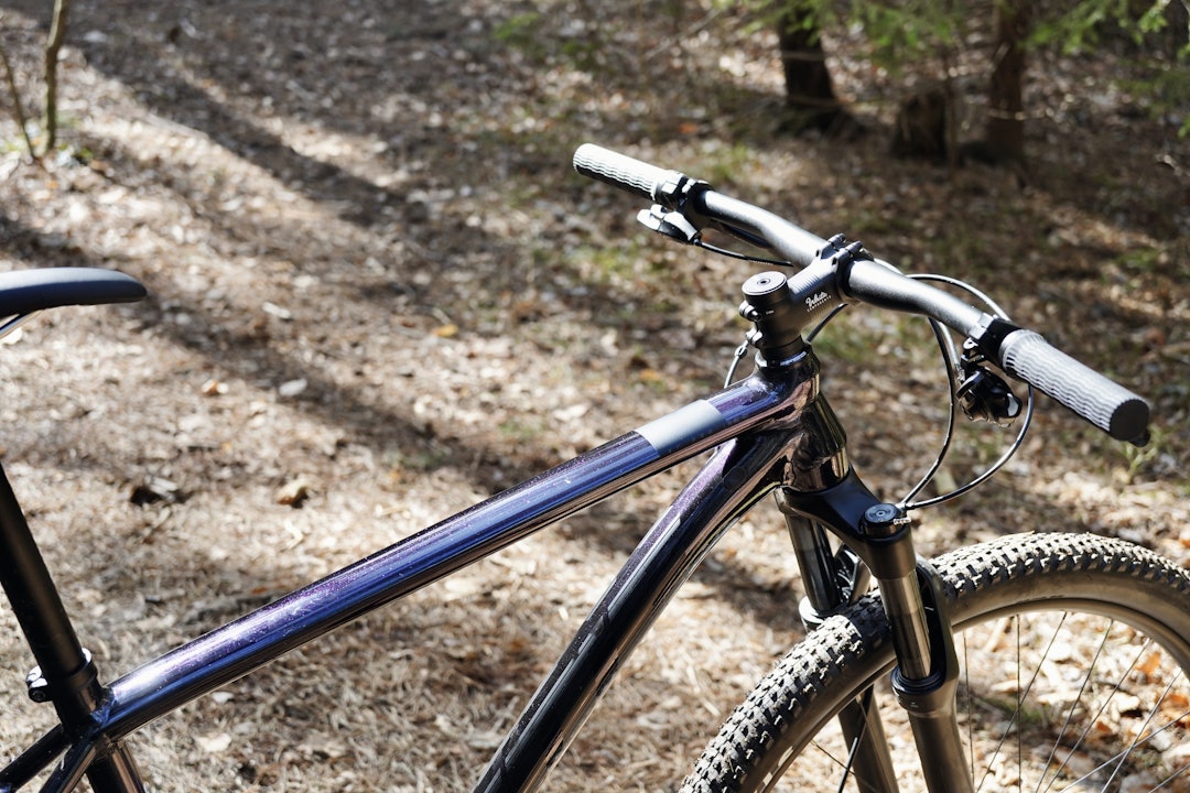 METALLIC: Den flotte aluminiumsrammen har fine former og lekker farge. Test av White XC29 LTD