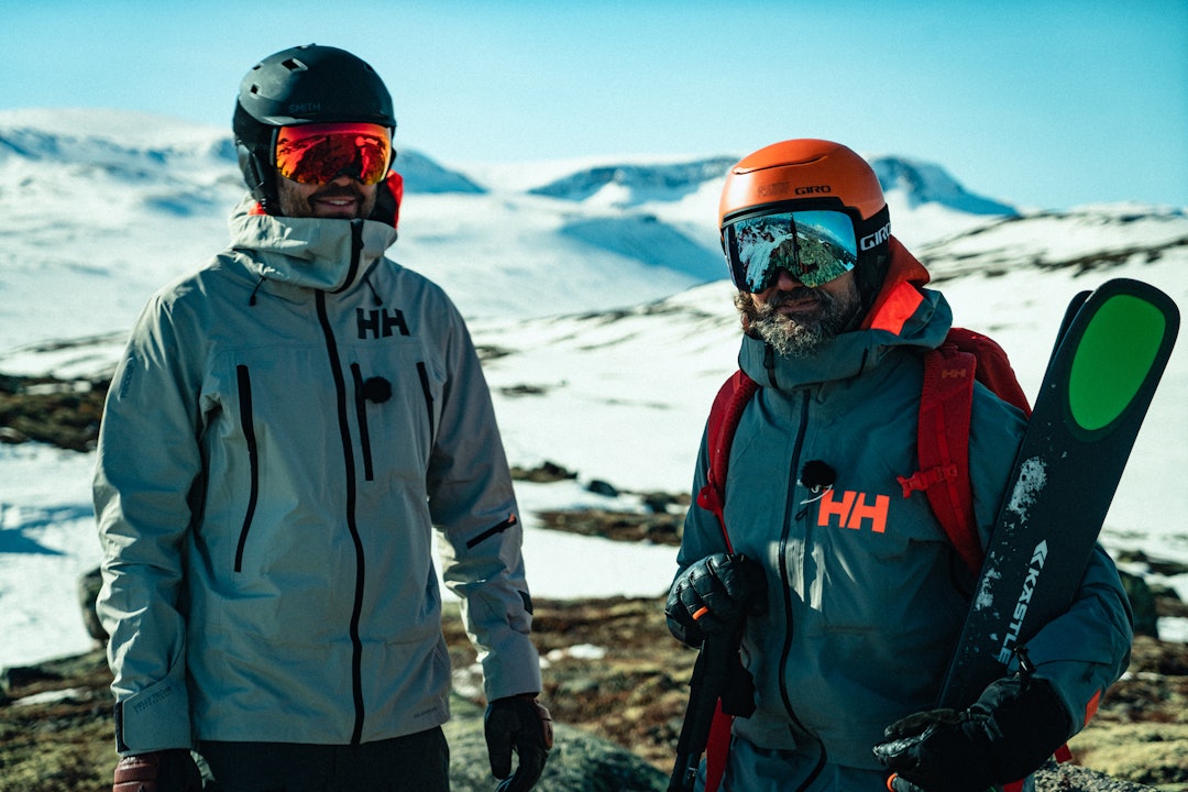 SKARVET: Den lokale frikjøreren Steinar Slåke-Lerberg slår av en prat med Bård Gundersen på toppen av fjellheisen med Hallingskarvet i ryggen. Foto: Christian Nerdrum Bilde av skikjørere med Hallingskarvet