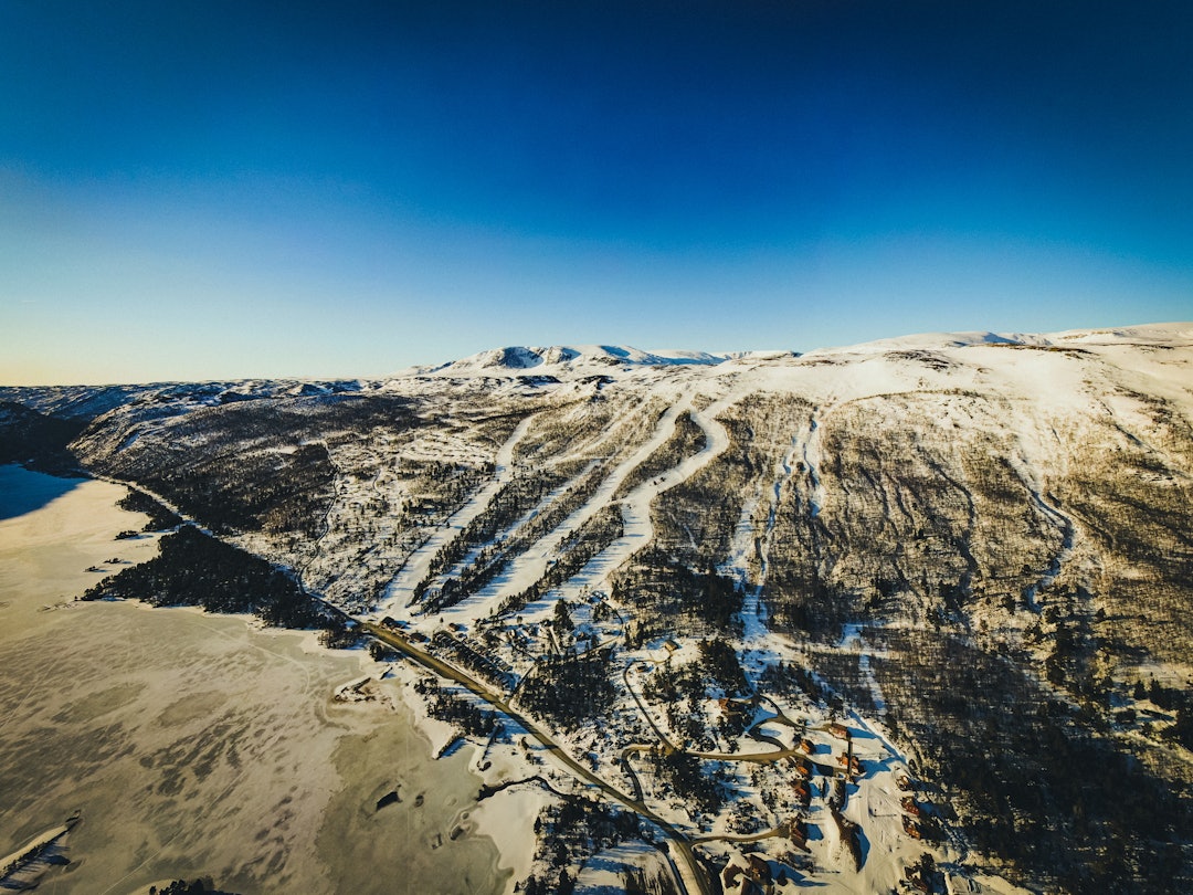 FRIKJØRINGSMEKKA: 500 høydemeter med gode muligheter i Hallingskarvet. Foto: Christian Nerdrum dronebilde av Hallingskarvet Skisenter med Hallingskarvet bak