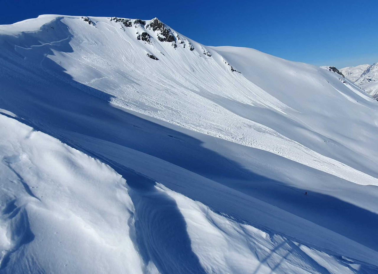SKRED: En skikjører løste fredag ut dette snøskredet på Sunndalsnipa på Sunnmøre. Foto: Sebsun/Regobs Snøskred Sunnmøre