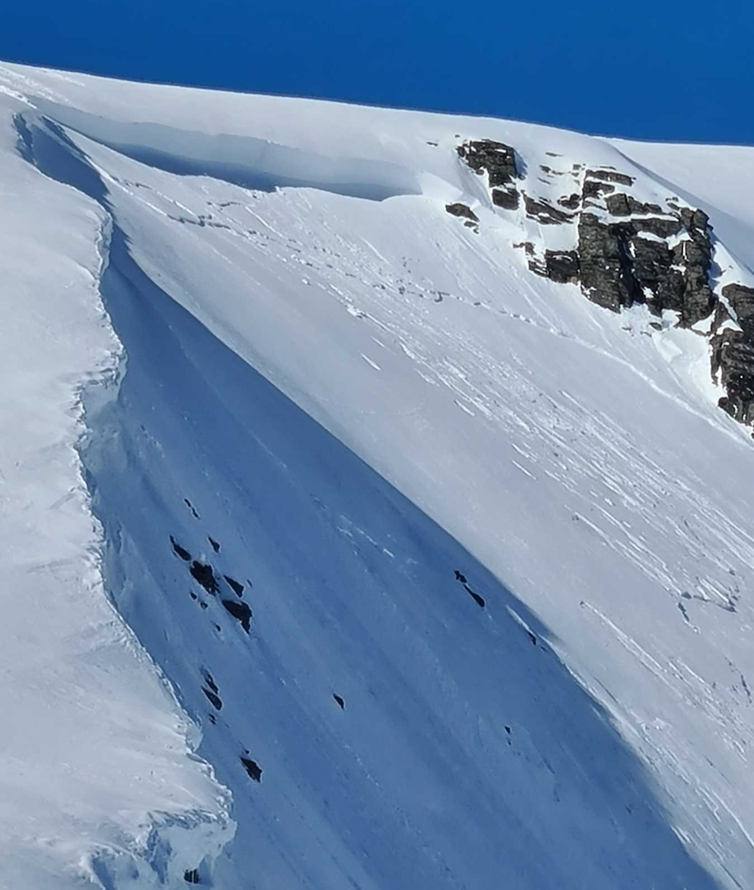 SKRED: Skredet hadde en bruddkant på en meter, og var nesten 300 meter bredt. Foto: Sebsun/regobs Snøskred
