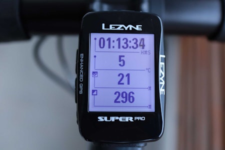 NYKOMMER? Lezyne har faktisk laget sykkelcomputere i noen år. Vi har teste Lezyne Super Pro GPS til terrengsykling.Foto: Lars Frederic Nordbakken. sykkelcomputer lezyne test
