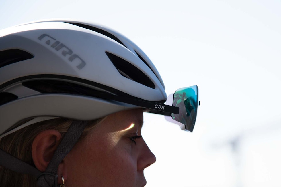 MANGELVARE: Som med de fleste aerohjelmer sitter brillene dårlig i hjelmen. Her kommer de i veien for utsynet. Foto: Henrik Alpers. 