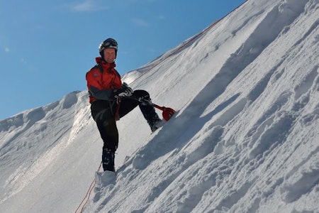 KRITISERER SKREDVARSLINGEN: Kjetil Brattlien mener Varsom.no ikke fokuserer nok på regelbaserte metoder og terrengvalg i skredvarslingen. Arkivfoto: Ulf Borger mann i snøbakke