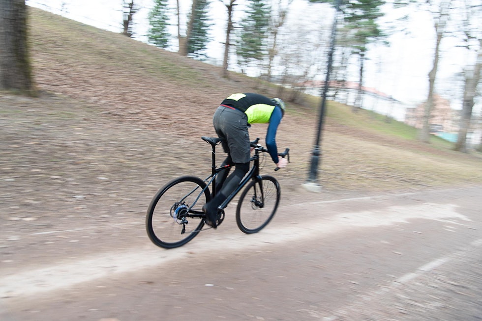 LITT TREG: Merida Silex er høy i front. Det gir svært god kontroll til grussykkel å være i rufsete terreng, men kan oppleves som «mye sykkel» i en spurt som her. Foto: Øyvind Aas. 