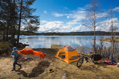 SYKKELTUR MED STOR T: Longtailsykkelen og et knippe av all bagasjen artikkelforfatteren fikk med seg inn i Marka. Foto: Geir Anders Rybakken Ørslien  sykkeltur marka