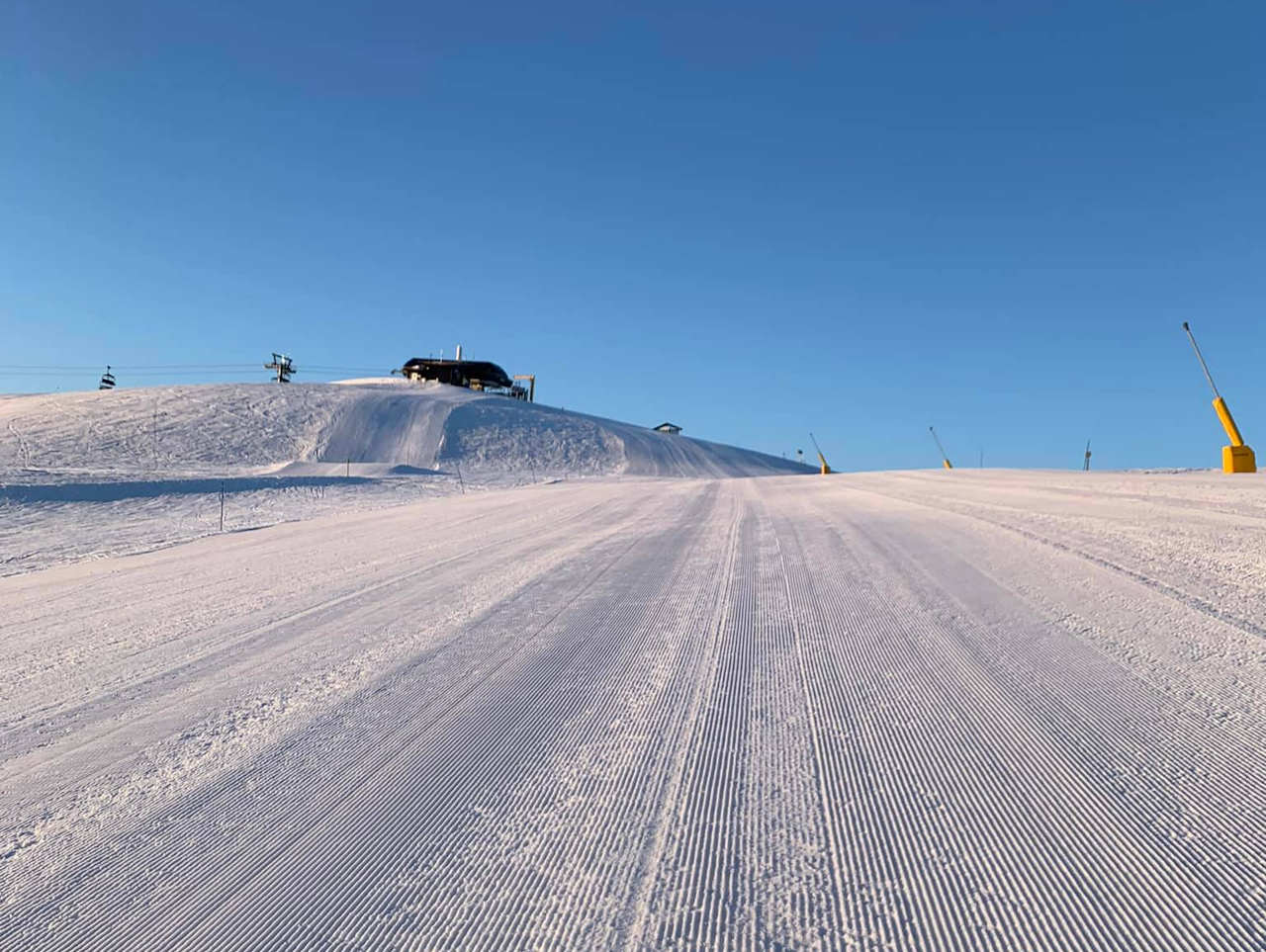STRÅLENDE FORHOLD: Myrkdalen hadde mye snø forrige uke, og holder også åpent hele denne uken. Foto: Myrkdalen skisenter