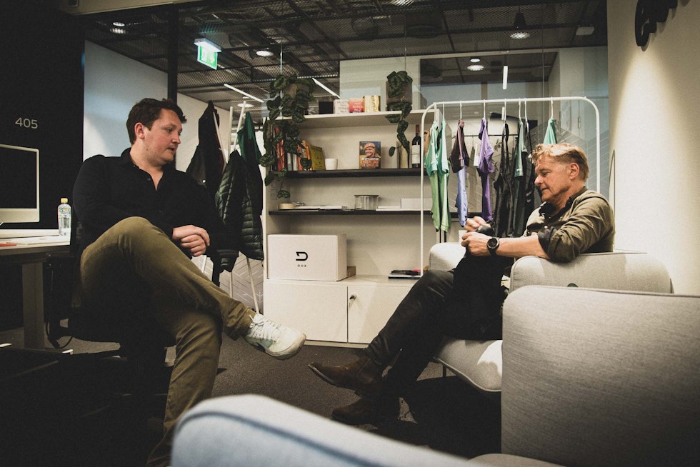 SISTE SJEKK: Dag Otto innom designer Svein Lierstuen for en siste sjekk på kolleksjonen. Foto: Henrik Alpers. SISTE SJEKK: Dag Otto innom designer Svein Lierstuen for en siste sjekk på kolleksjonen. Foto: Henrik Alpers.