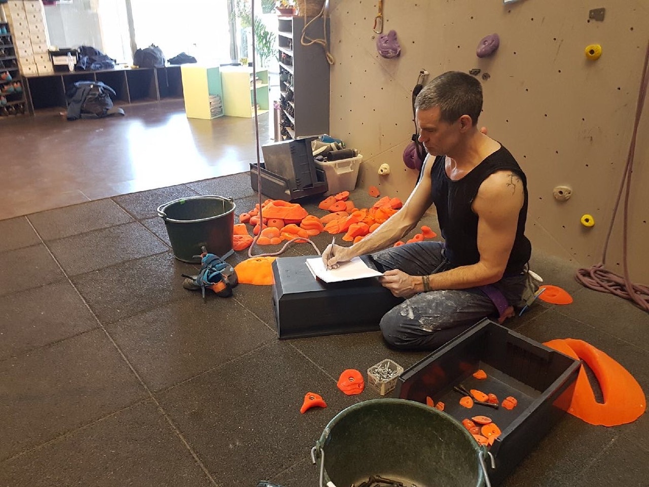 FORFATTER MED PEILING: Gudmund Grønhaug har doktorgrad i klatring, er fysioterapeut og forfatter. Blant mye annet. Temmelig sterk er han også. Foto: Privat FORFATTER MED PEILING: Gudmund Grønhaug har doktorgrad i klatring, er fysioterapeut og forfatter. Blant mye annet. Temmelig sterk er han også. Foto: Privat