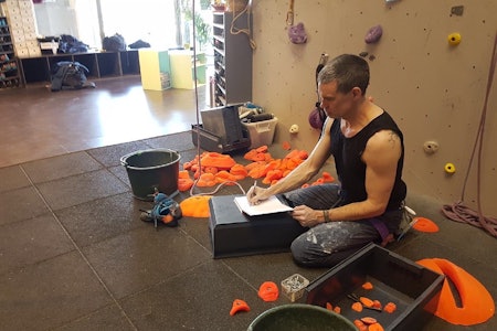 FORFATTER MED PEILING: Gudmund Grønhaug har doktorgrad i klatring, er fysioterapeut og forfatter. Blant mye annet. Temmelig sterk er han også. Foto: Privat FORFATTER MED PEILING: Gudmund Grønhaug har doktorgrad i klatring, er fysioterapeut og forfatter. Blant mye annet. Temmelig sterk er han også. Foto: Privat