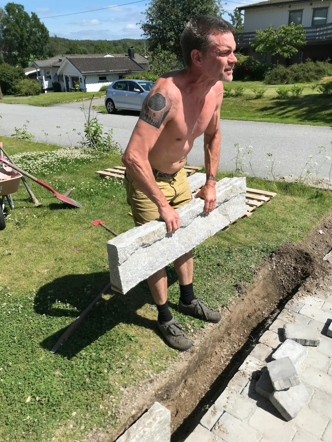 TRENING: Hagearbeid er en fin anledning til å trene på pinching og krimping. Dr. G lar ikke anledningen gå fra seg. Foto: Privat TRENING: Hagearbeid er en fin anledning til å trene på pinching og krimping. Dr. G lar ikke anledningen gå fra seg. Foto: Privat