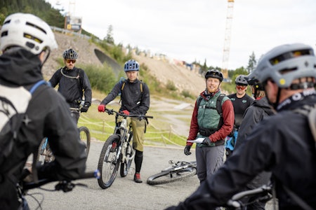 Gruppa møter guiden som skal dere med ut på dagens sykkeleventyr. Foto: Martin I. Dalen