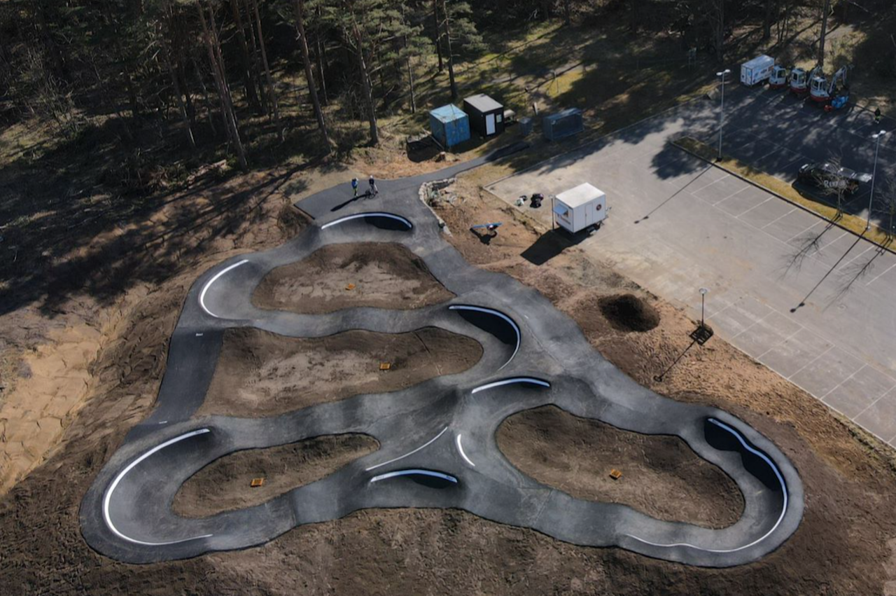 NY PUMPTRACK: Farsund Sykleklubb har fått på plass en flunkende ny pumptrack i 2022. Foto: Rekkje Stiutvikling pumptrack farsund