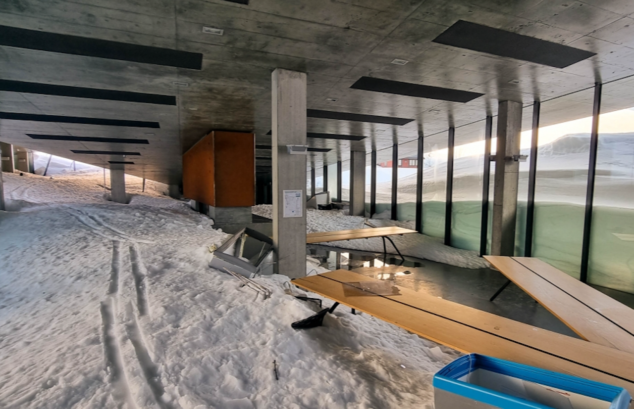STORE SKADER: Snøskredet har gjort store skader på Trollstigen kafé. Foto: Foto: Dag Christian Ugseth, Møre og Romsdal fylkeskommune Trollstigen kafé