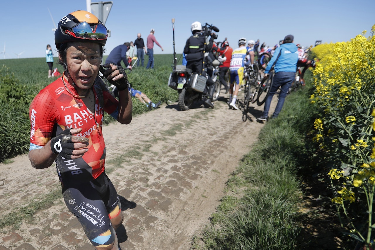 ER DET KJØRT? Yukiya Arashiro orienterer seg på den brutale brosteinen i Paris-Roubaix. Foto: Cor Vos. ER DET KJØRT? Yukiya Arashiro orienterer seg på den brutale brosteinen i Paris-Roubaix. Foto: Cor Vos.