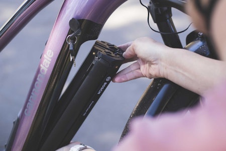 STORT BATTERI? Du får elsykler med forskjellige typer batteri. Noen har stor batterikapasitet og rekkevidde, andre har mindre. Foto: Kristoffer H. Kippernes. batteri rekkevidde elsykkel