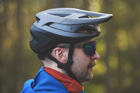 RIMELIG: Camber er en rimelig sykkelhjelm med MIPS fra Specialized. Foto: Snorre Veggan.  specialized sykkelhjelm test