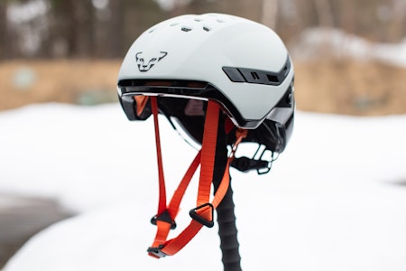 NY TOPPTURHJELM: TLT er en trippelsertifisert toppturhjelm fra Dynafit som lanseres til høsten. Foto: Tore Meirik dynafit hjelm topptur test