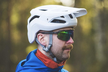 DISKRET: OK, hvit er kanskje ikke diskrét, men du får heldigvis Ambush 2 i flere farger hvis dette blir for voldsomt for deg. Foto: Snorre Veggan.  specialized sykkelhjelm test