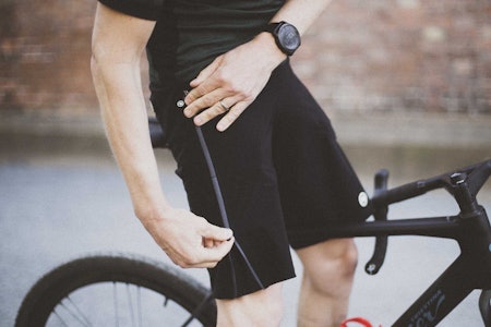 UTVIDBAR: Har du store lår eller ekstra behov for lufting kan shortsbena utvides med glidelåsen i sidene. Foto: Kristoffer H. Kippernes Assos Mille Zeppelin Cargo shorts