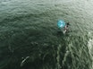 100 PROSENT SURF: Benjamin Jensen flagger ut vingen og surfer en bølge helt uten hjelp fra vinden. Foto: Christian Nerdrum