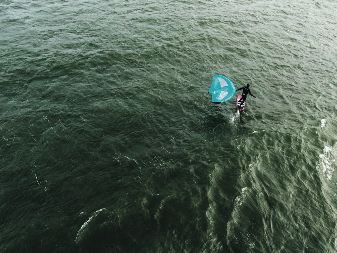 100 PROSENT SURF: Benjamin Jensen flagger ut vingen og surfer en bølge helt uten hjelp fra vinden. Foto: Christian Nerdrum