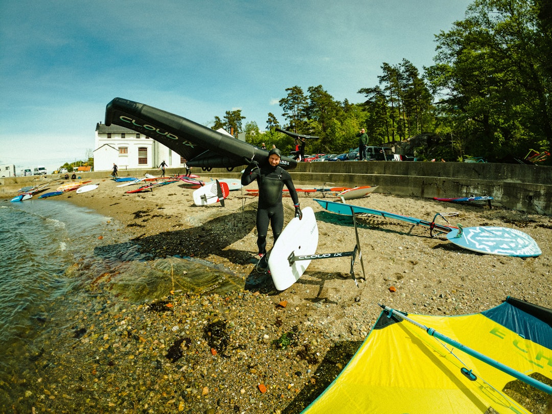 HELT INNAFOR: Ferdig rigget opp ser det slik ut, men vingen er oppblåsbar og hydrofoilen pakkes flatt ned i en liten koffort. Foto: Christian Nerdrum