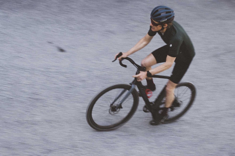 GRAVEL-KLÆR: Assos gravelkolleksjon GTC, består av selebukse, yttershorts og trøye. Foto: Kristoffer H. Kippernes Assos Mille GTC Kiespanzer C2
