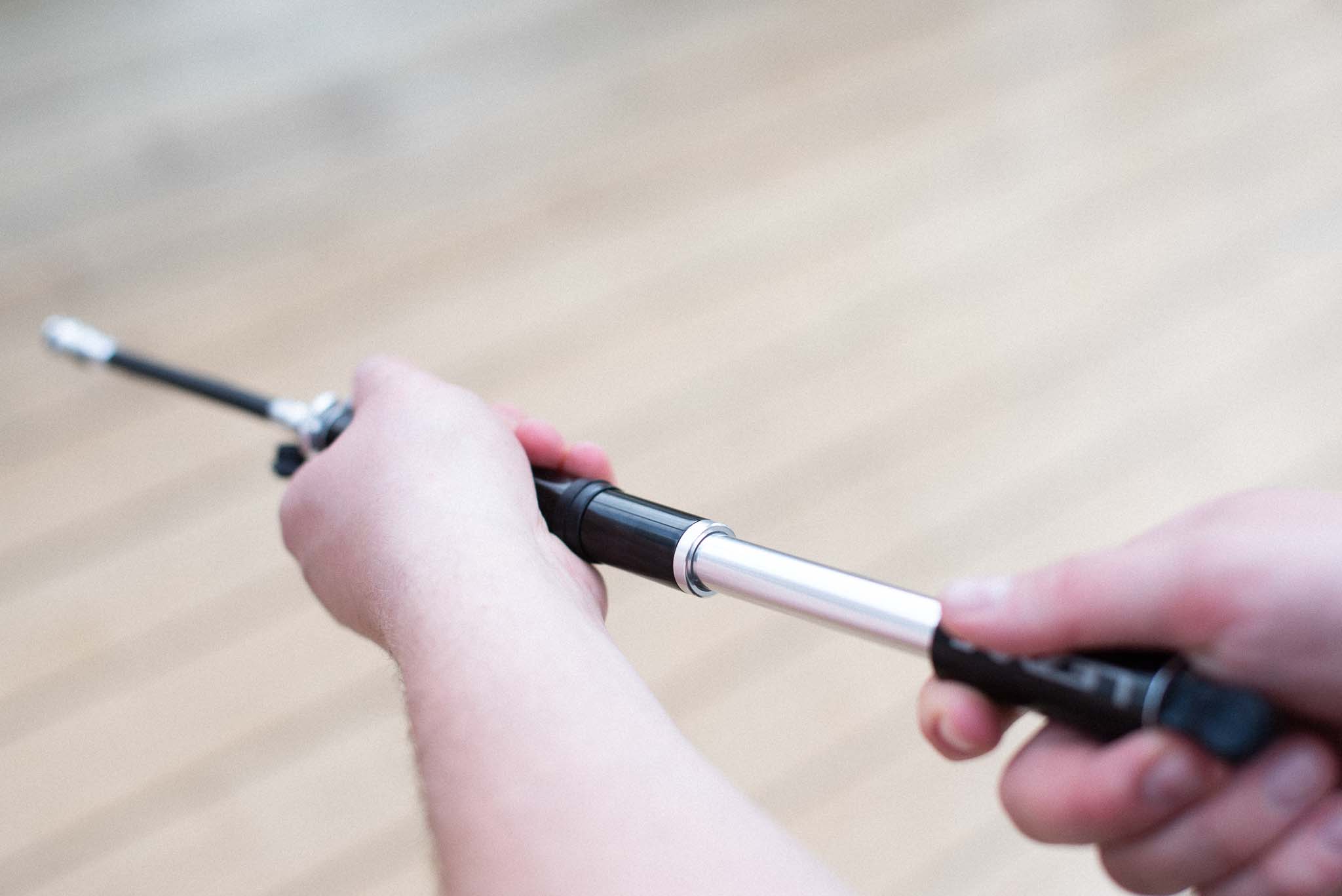 PRIMA: Stort skaft (venstre hånd) og stort håndtak, gjør det lett å operere pumpen også når du må jobbe for å få i den siste lufta. Foto: Henrik Alpers.