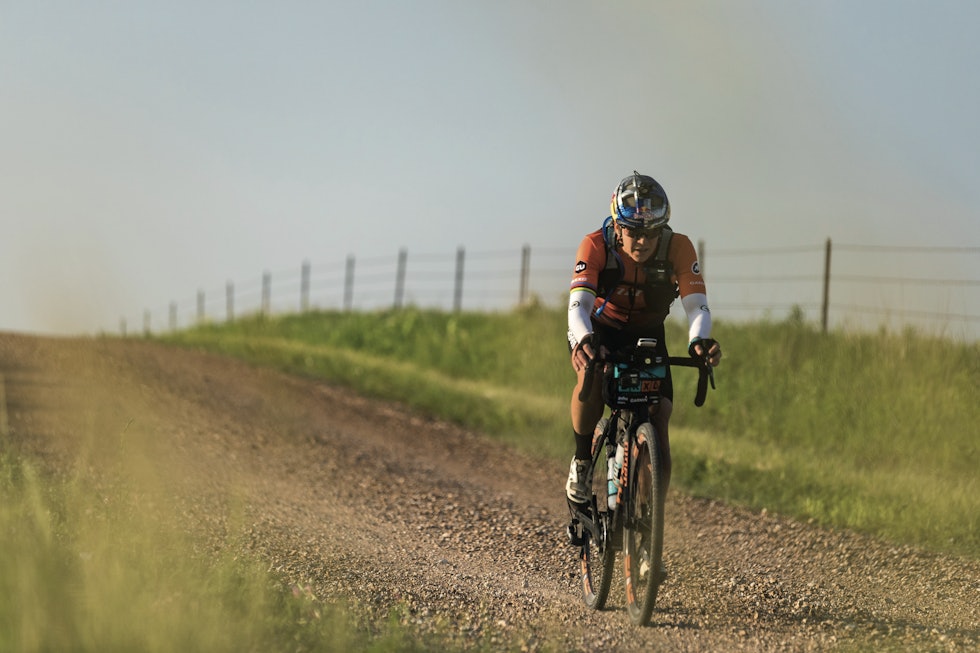 LANGTUR: Rebecca Rush på vei mot seier i Unbound Gravel XL, et 550 kilometer langt grusritt i Kansas. Grusrittet er i dag ansett som det mest prestisjefylte å vinne, selv om grussykling fortsatt handler mer om fest enn resultater. 