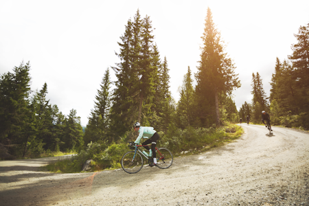 GRAVEL: Er du fremdeles helt blank på gravelsykling, eller lurer på hvorfor i all verden vi begynte med det? Vi gir deg svarene! Foto: Magnus Roaldset Furset GRAVEL: Er du fremdeles helt blank på gravelsykling, eller lurer på hvorfor i all verden vi begynte med det? Vi gir deg svarene! Foto: Magnus Roaldset Furset