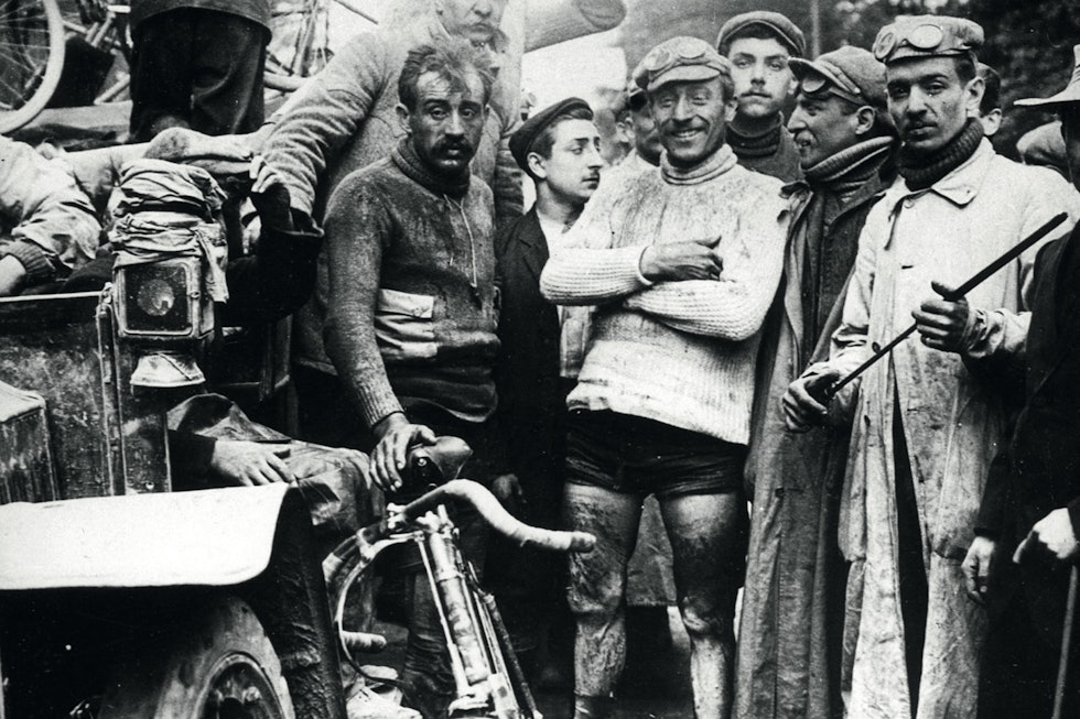 DEN ABSOLUTT FØRSTE: Maurice Garin gliser bredt. Han har vunnet Tour de France. På grus. Gravelmester, altså. Foto: Cor Vos. 